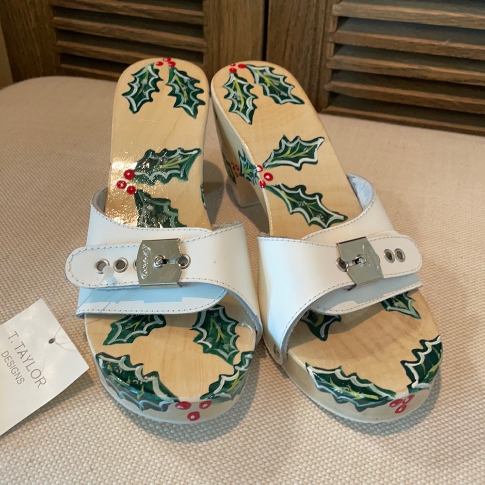 NWT Rare !! Dr scholls hand painted Christmas